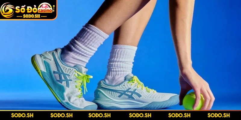 Dụng Cụ Chơi Tennis Cần Thiết Cho Người Mới Tập Luyện Giày tennis được thiết kế chuyên biệt để phục vụ lối di chuyển