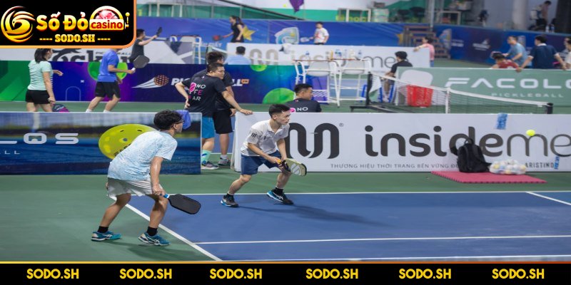 Luật Chơi Pickleball Dễ Hiểu Đơn Giản Cho Người Mới Quy định chỉ bên đang phát bóng mới có quyền ghi điểm