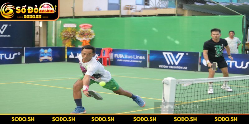 Luật Chơi Pickleball Dễ Hiểu Đơn Giản Cho Người Mới Yêu cầu người phát phải đánh bóng dưới tay